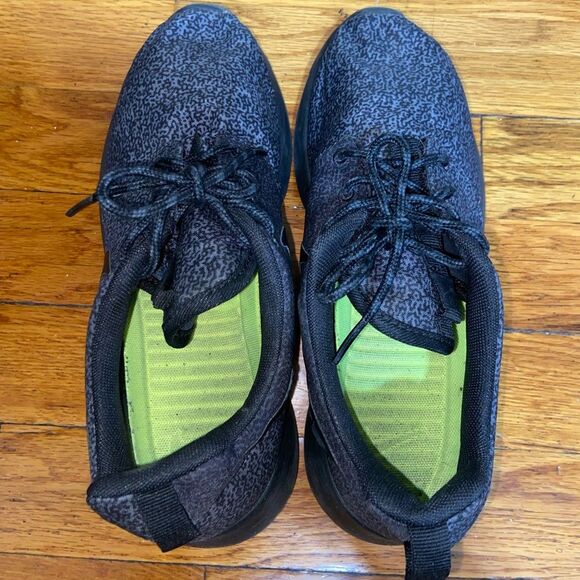 NIKE ROSHE Gray Print Sneakers - Picture 12 of 16